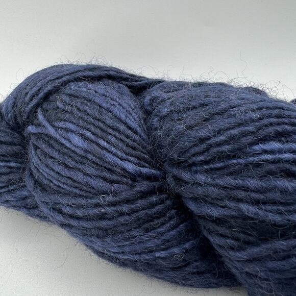 1 Hank Manos del Uruguay Wool Dark Blue Navy Natural Handspun Kettle Dyed #11 - Picture 2 of 3